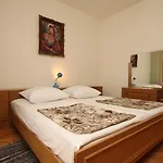 6594a Starigrad-Paklenica