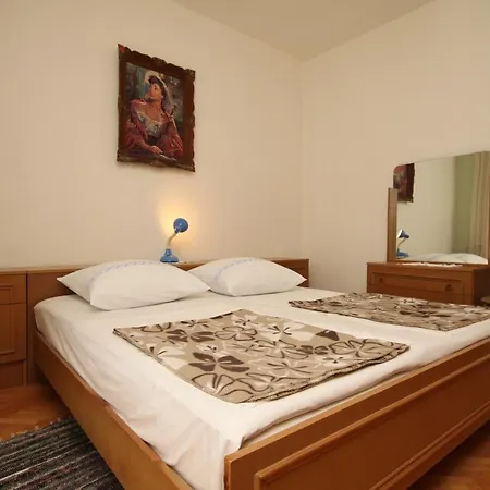 6594a Starigrad-Paklenica